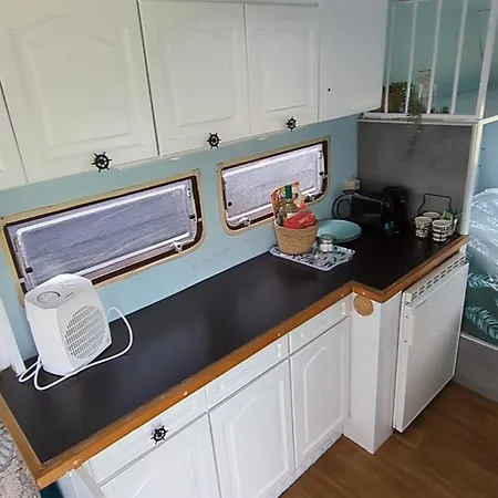 אתר קמפינג Gerestylde Vintage Caravan 